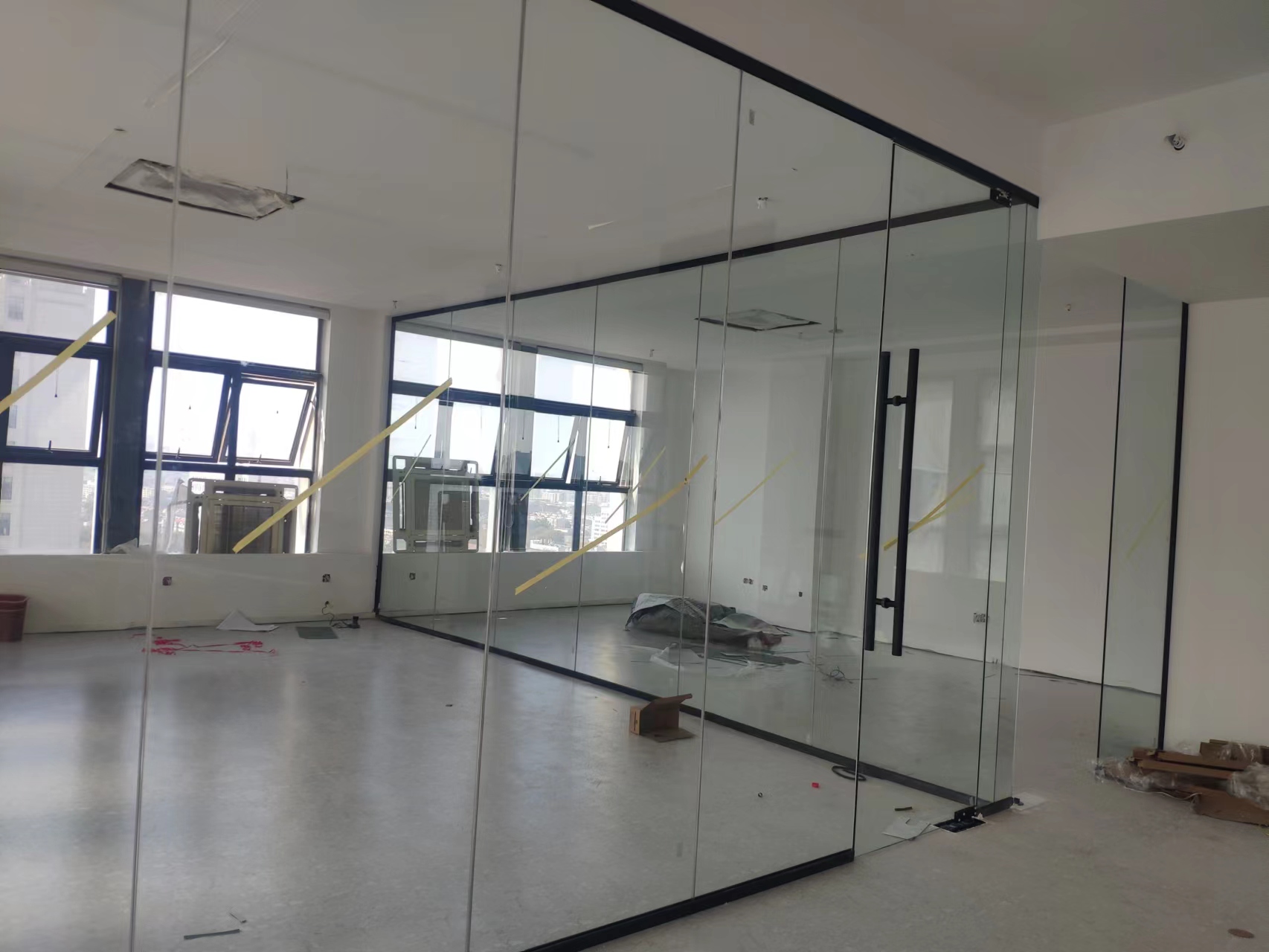 如何定制办公室玻璃隔断,办公室玻璃隔断固定方法