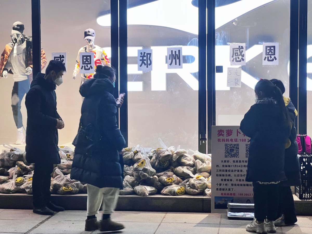 3岁妹妹患重症来郑州求医，河南12岁女孩街头摆摊“卖萝卜救妹妹”
