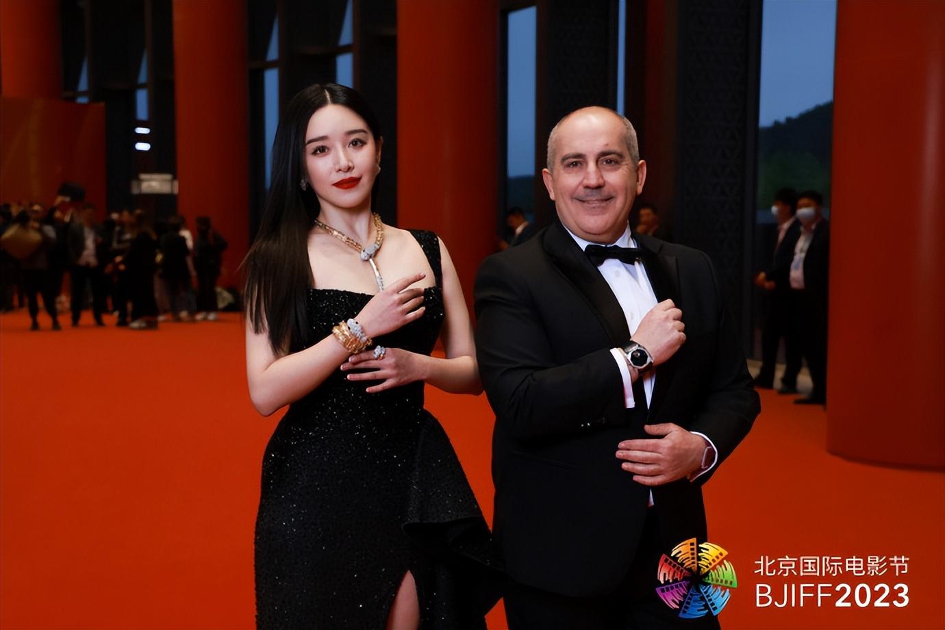 张颂文泪目北影节,北影节开幕式红毯张颂文害羞笑