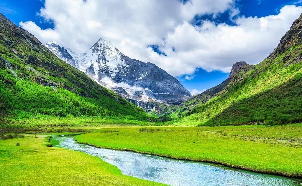 稻城亚丁的风景美到极致,稻城亚丁壮观