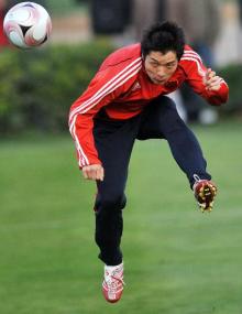 中国足球的希望,举起中国足球未来的希望