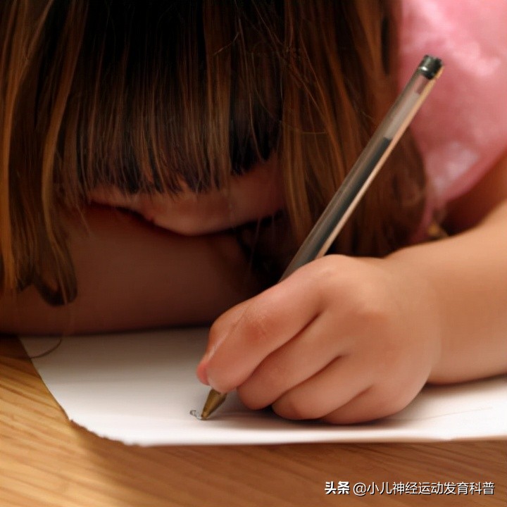 宝宝左撇子矫正方法,宝宝左撇子要不要纠正过来