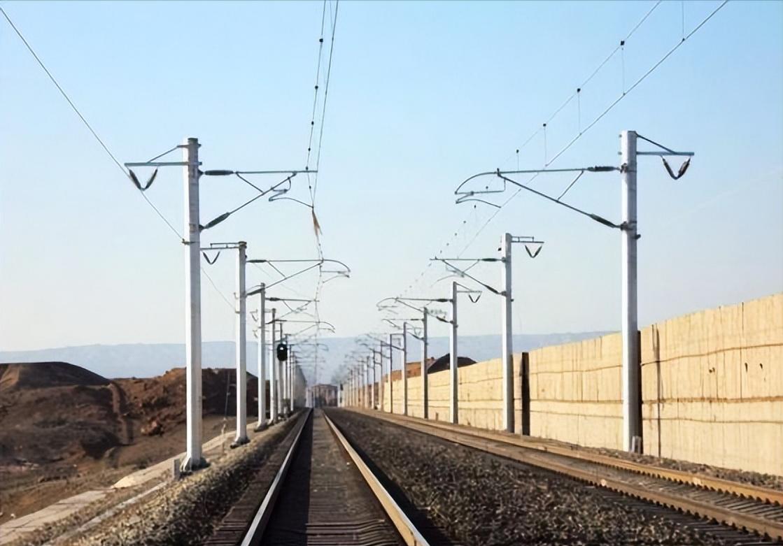 高铁供电怎么只有一根高压线,高铁是怎么供电的会漏电呢