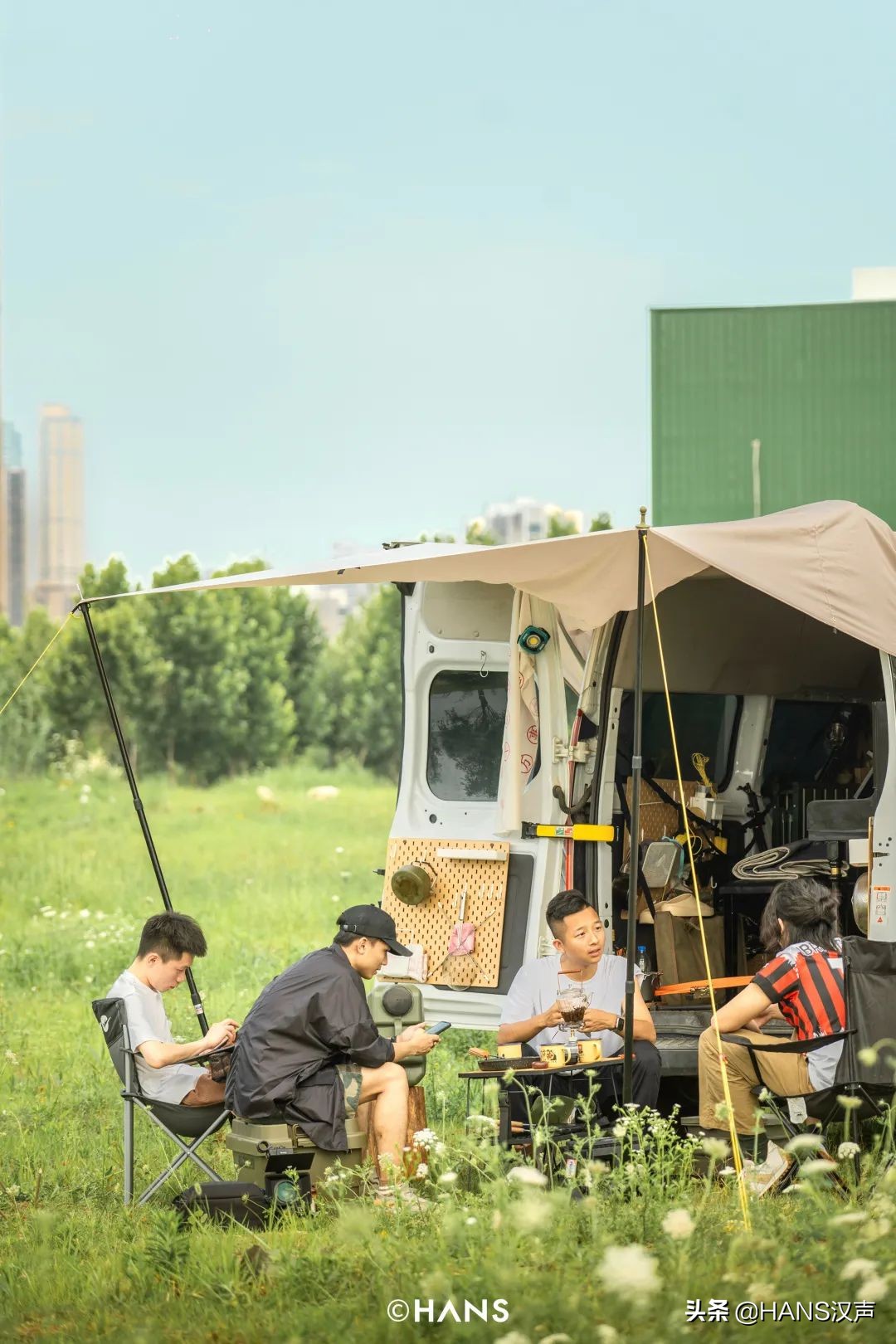 开着面包拖着钢琴，他弹遍武汉大街小巷