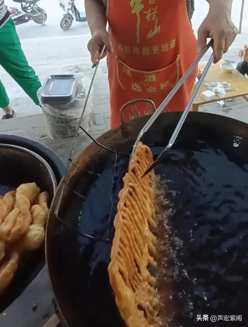 河北赵县官庄村口发现50年前的小吃炸炉篦，老板一般不炸嫌麻烦
