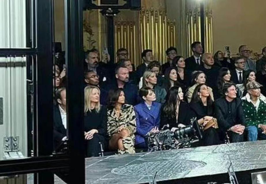 LV太不给面子！刘亦菲看秀位置偏周冬雨都找不到人，却独宠赞达亚