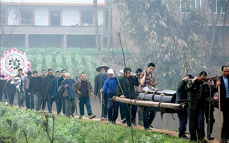 2006年广西女子给丈夫上坟时，听到丈夫叫声，开棺后丈夫死而复生