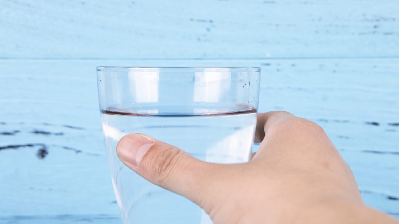 起床喝一大杯水对身体好不好,喝白开水喝多少会加重肾脏负担