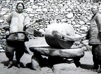 卑鄙龌龊老照片：*楼青**女子妖娆多姿，妇女露胸喂奶被孩子撕扯衣服