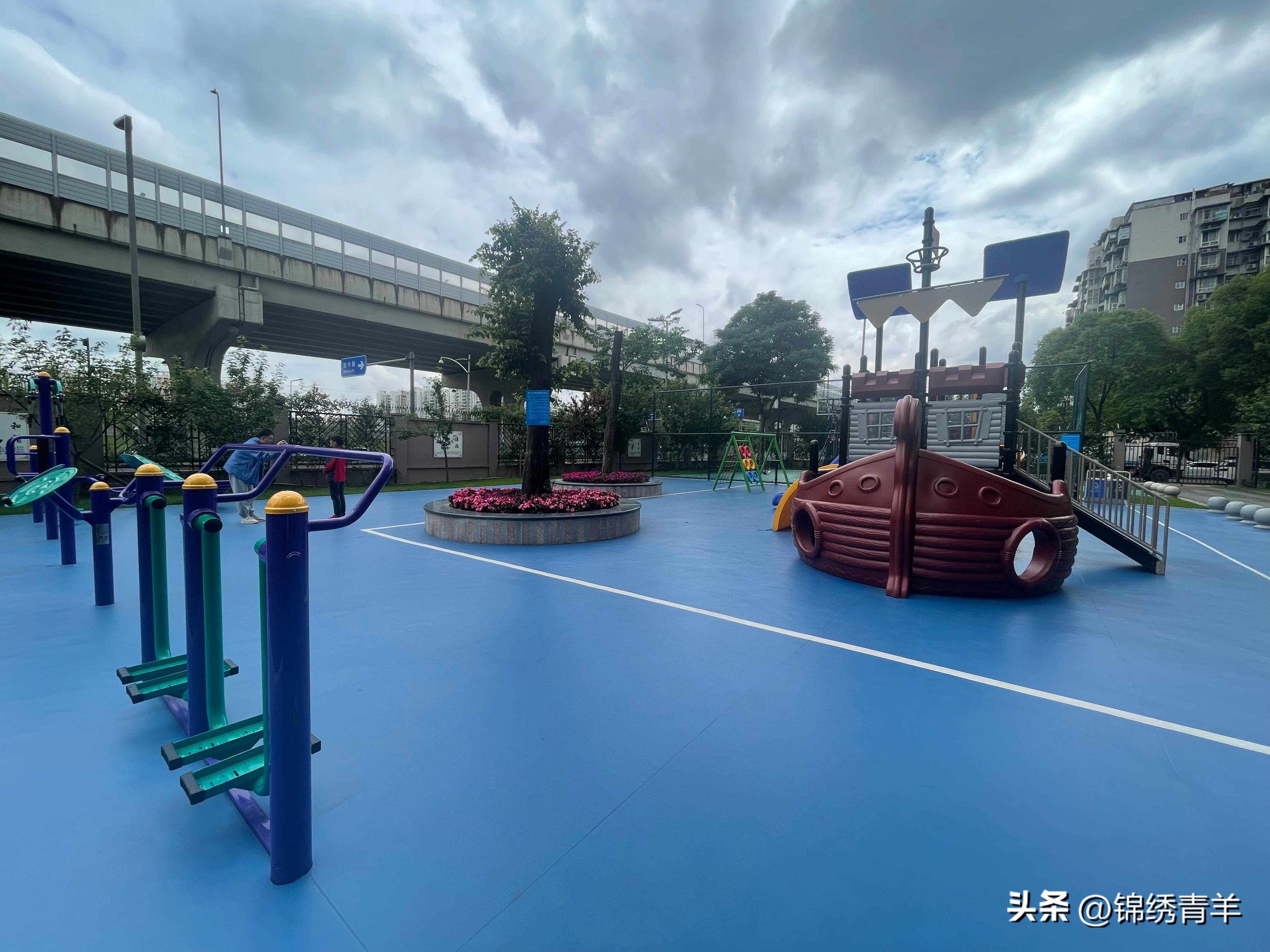 航天佳苑里外“翻新”泥地变高颜值运动场