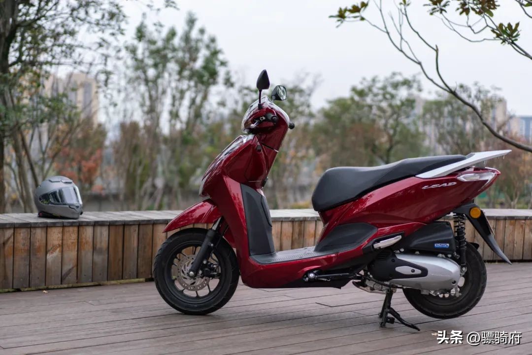 2022款本田lead125对比2018款,2023本田lead125和裂行125对比