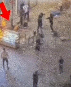 男子当街持榔头追砸女子原视频,郑州男子用硬物猛砸女子事件