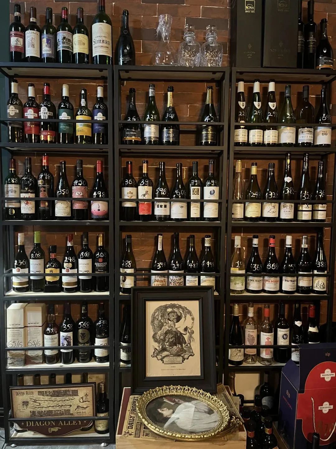 HOLA!Bars|成都东门新晋wineshop，看这届年轻人开店如何破圈