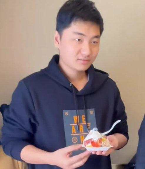 张洋洋终于露出庐山真面目，摘下口罩撞脸黄轩，网友：缺女友吗？