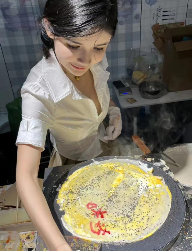 狗头萝莉摆摊卖煎饼，被质疑穿着不雅，本人回应“好看就行了！”