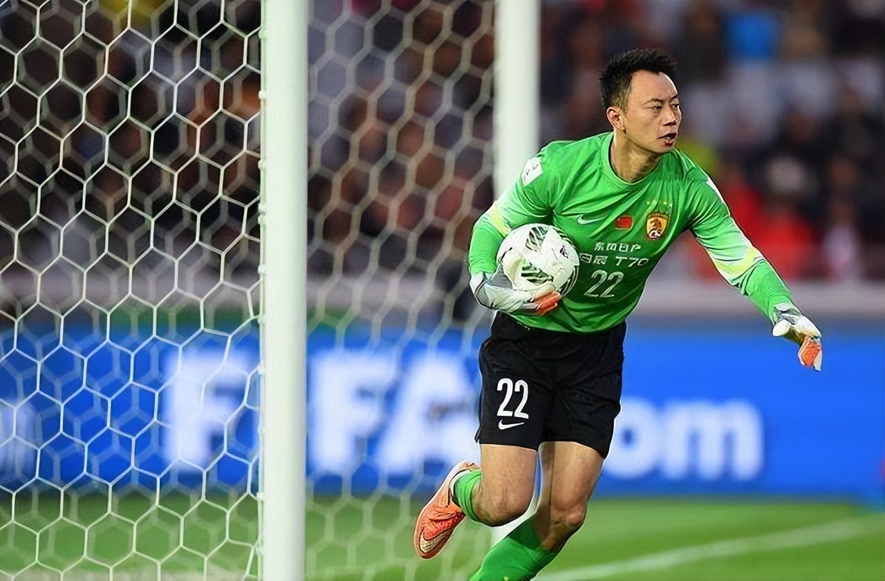 申花功勋主动让贤激流勇退，为给年轻球员腾出位置，已选择退役