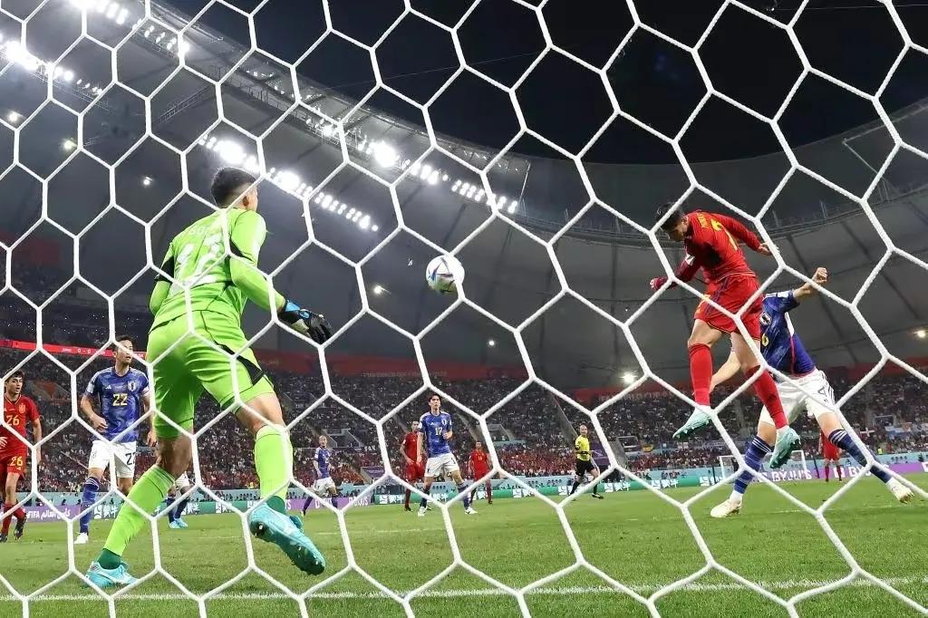 不敢再嘲讽日本足球的豪言壮志！千疮百孔的中国足球，只剩下佩服