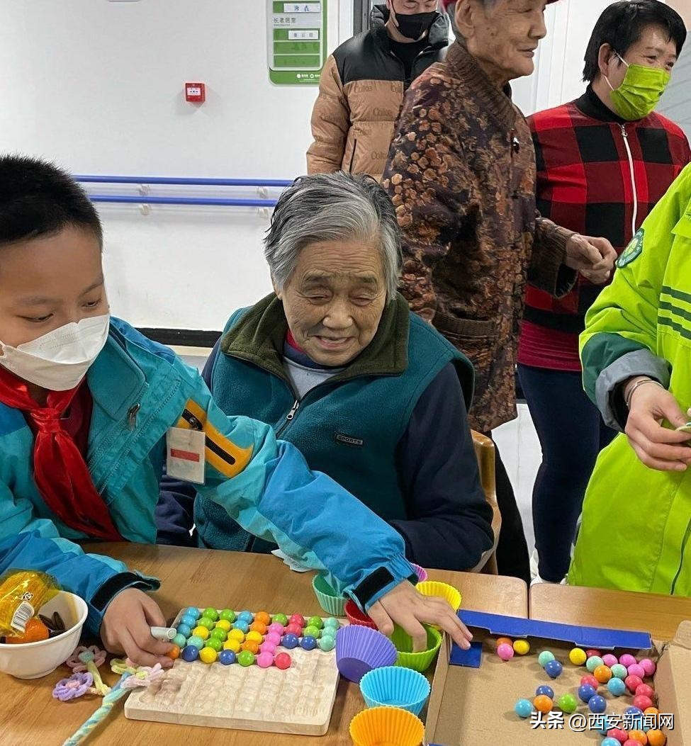 孩子们走进养老院公益活动,为社区养老院的老人们献爱心活动