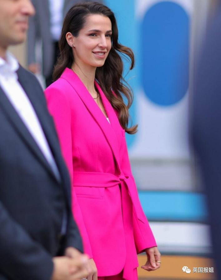 凯特王妃高级造型,凯特王妃穿蓝色格子英伦风