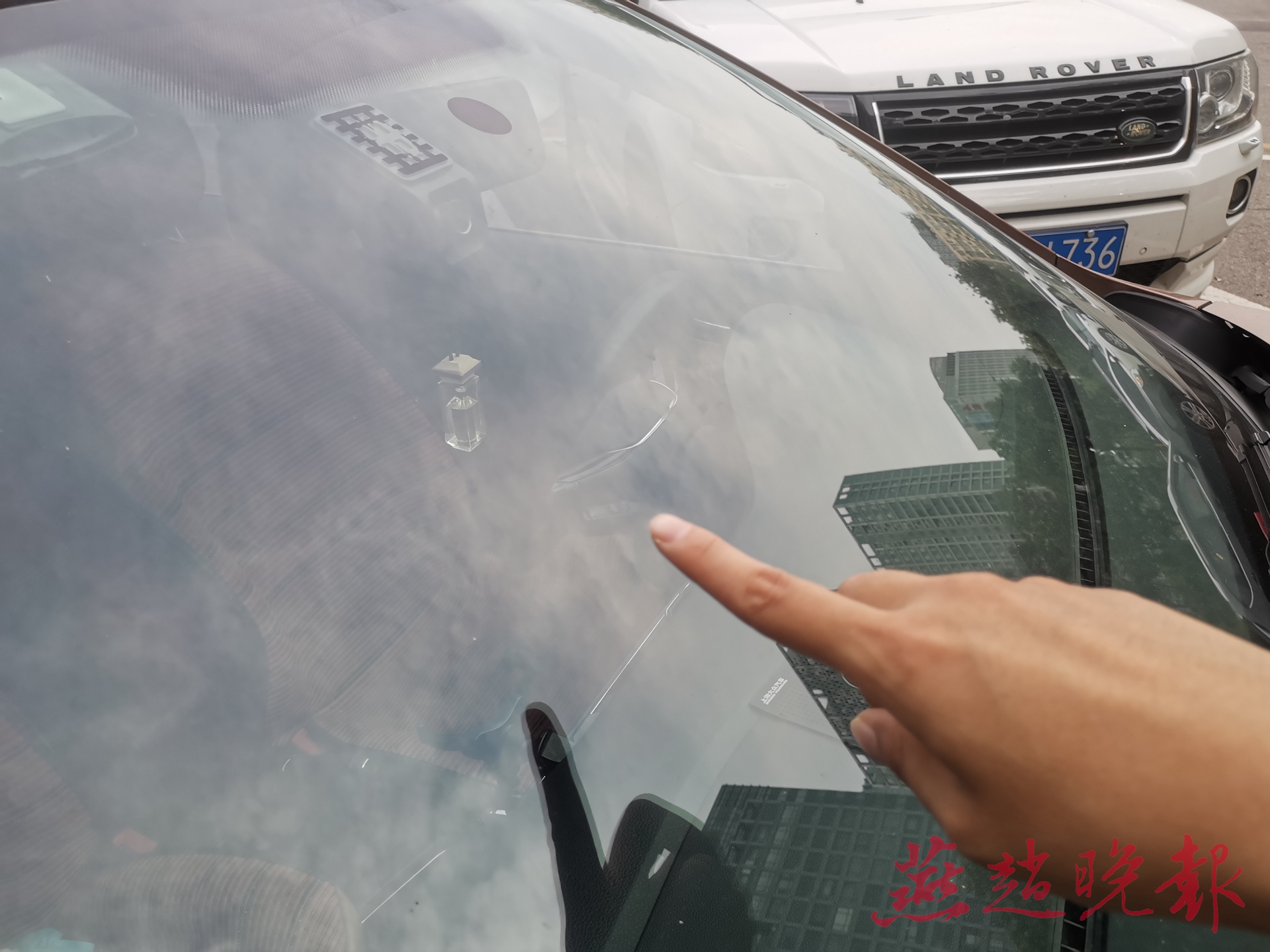 危险！汽车停在烈日下车里的打火机爆炸了