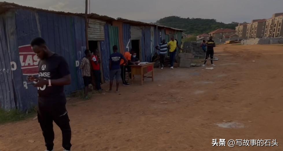 90后河南夫妻在非洲工作，花900块请保姆，发现非洲人带娃太雷人