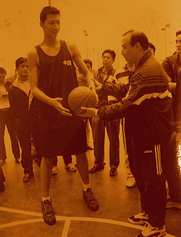 易建联妻子荆灵简历,易建联老婆荆灵是广东哪里人图片