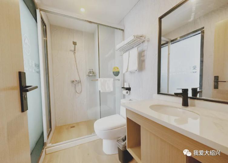 浙江一酒店浴室全透明遭投诉,一洗浴中心女浴疑遭偷拍