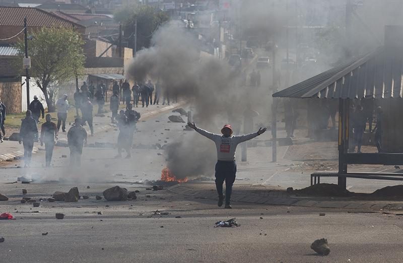 南非8名模特遭轮奸引民愤，外籍矿工被裸体游街