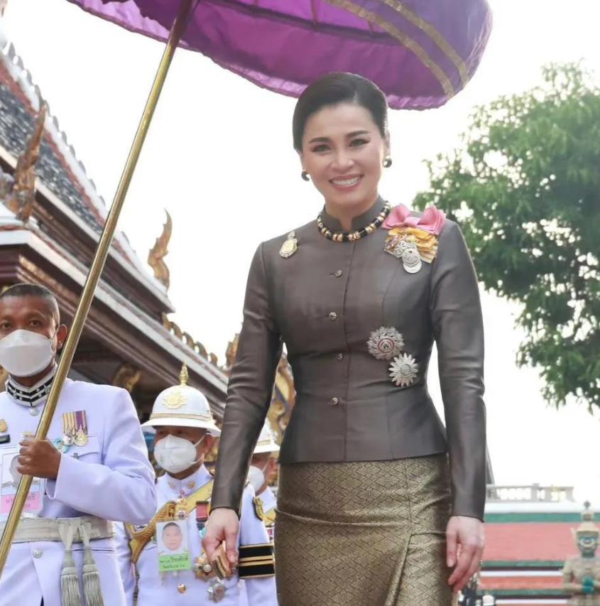 泰国王后晒贵妃穿衣显年轻,泰国王后珠光宝气身材发福