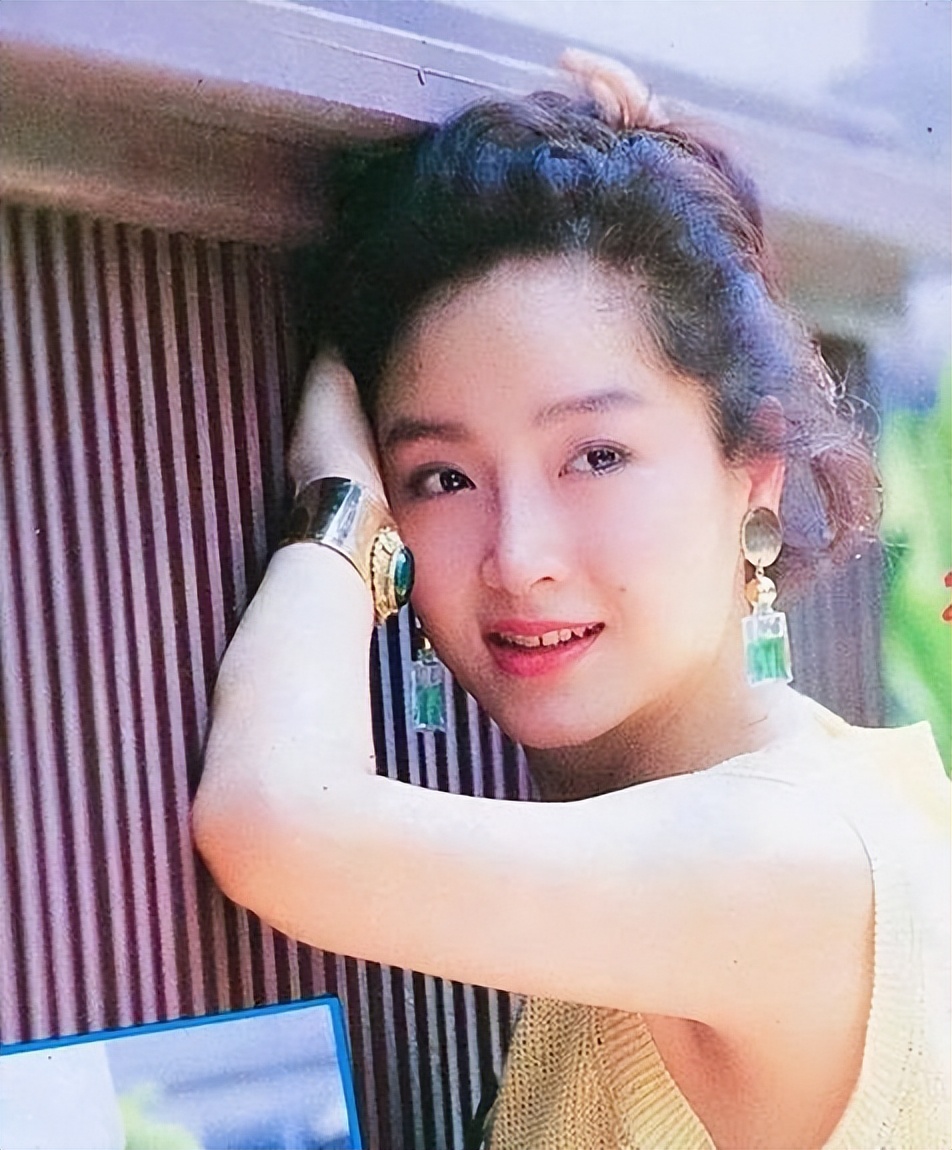 恬妞：有两段刻骨铭心的爱，今64岁仍然单身，35岁女儿成她烦恼