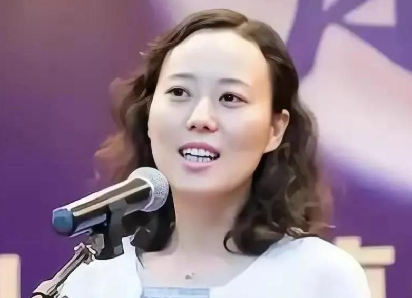 上海美女巨贪金英丽,被三名富商共享,随身携带生计用品方便开房