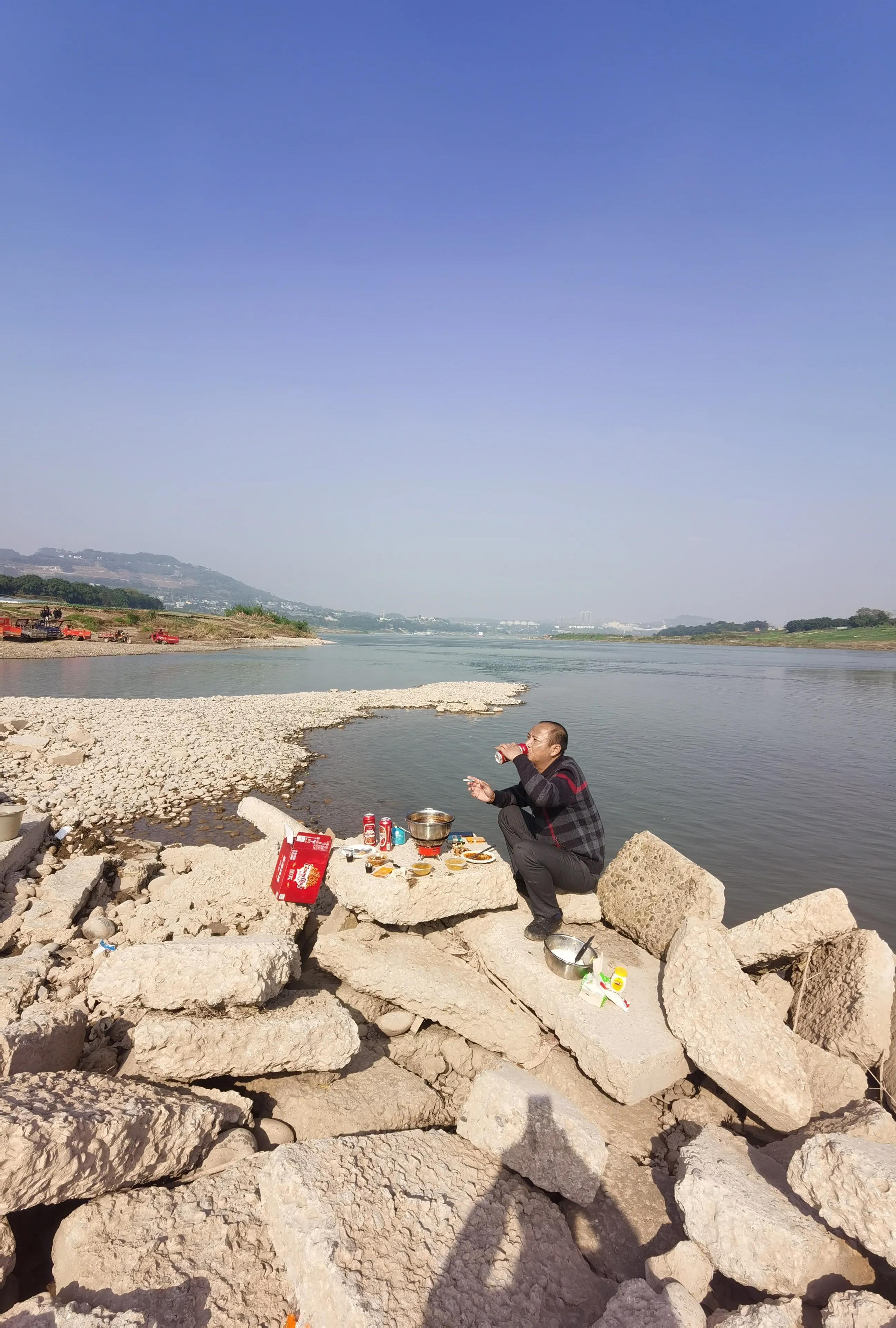 重庆两江夜游船上吃火锅,重庆南滨路船上吃火锅
