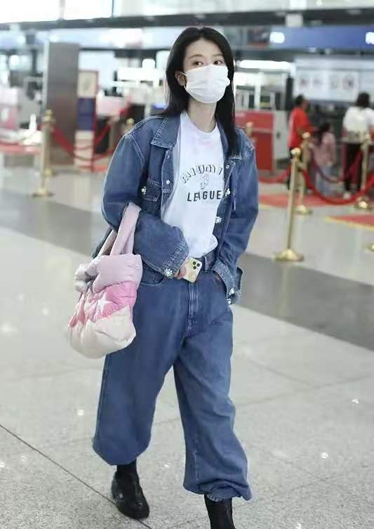 乔欣私服穿搭效果惊人,乔欣现身北京机场牛仔裤配长靴