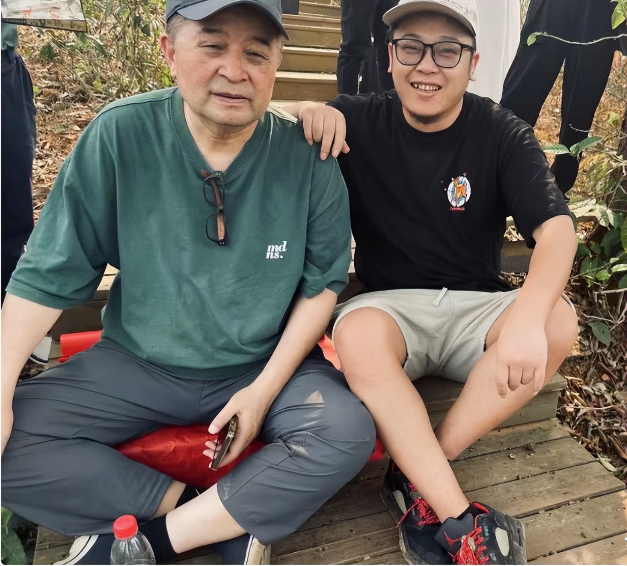 64岁毕福剑近况：满脸皱纹睁不开眼，和普通大爷没啥区别