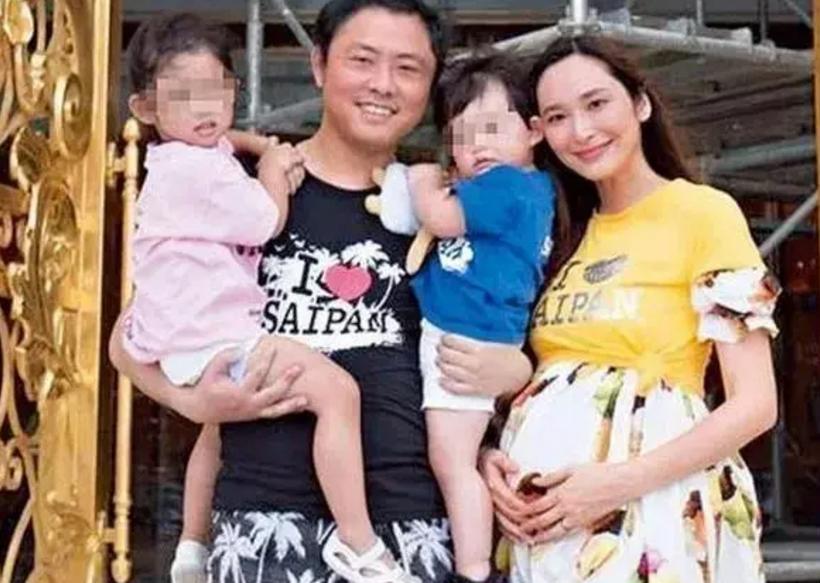 讲颜色笑话、坐政客大腿，一家“4位奇女子”，大小S背后的成名史