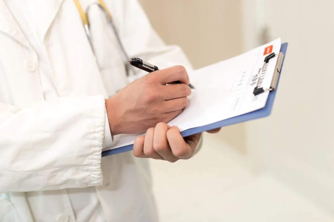 肺炎引起的肺空洞怎么治,肺炎引起的肺扩张如何治疗