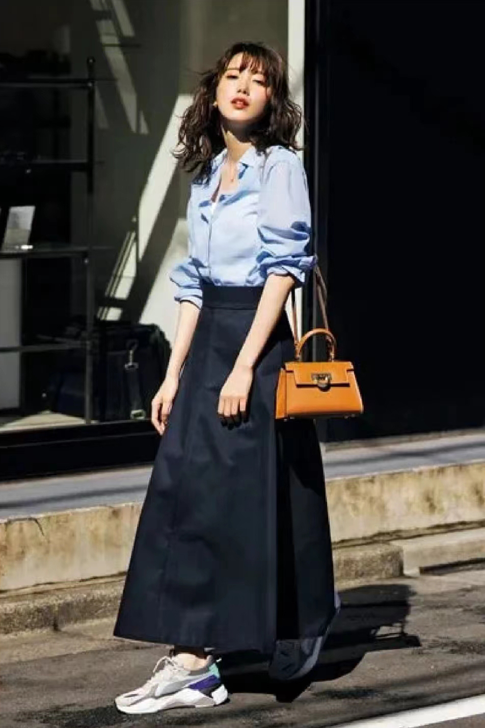 藏蓝色衬衫穿搭什么风格,蓝色衬衫怎样搭配出时尚的感觉