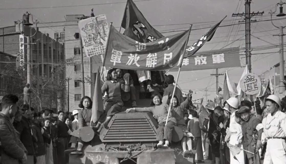 尼克松访华时看到“*倒打**美帝”标语，毛主席幽默回应，尼克松大笑