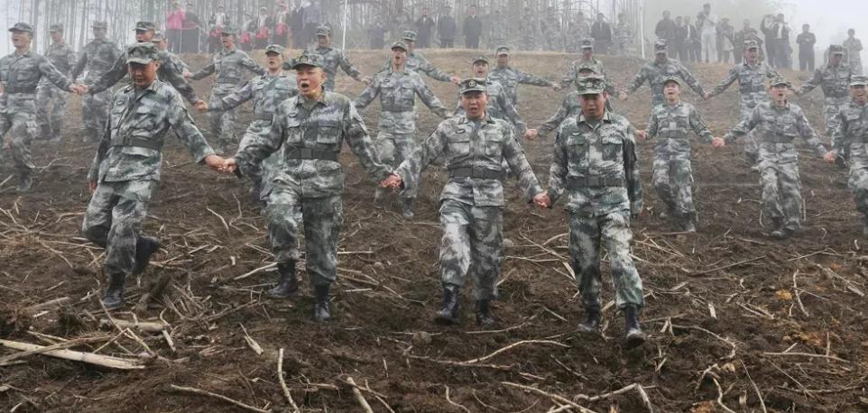 排雷英雄杜富国现在过得怎么样,杜富国被授予排雷英雄视频