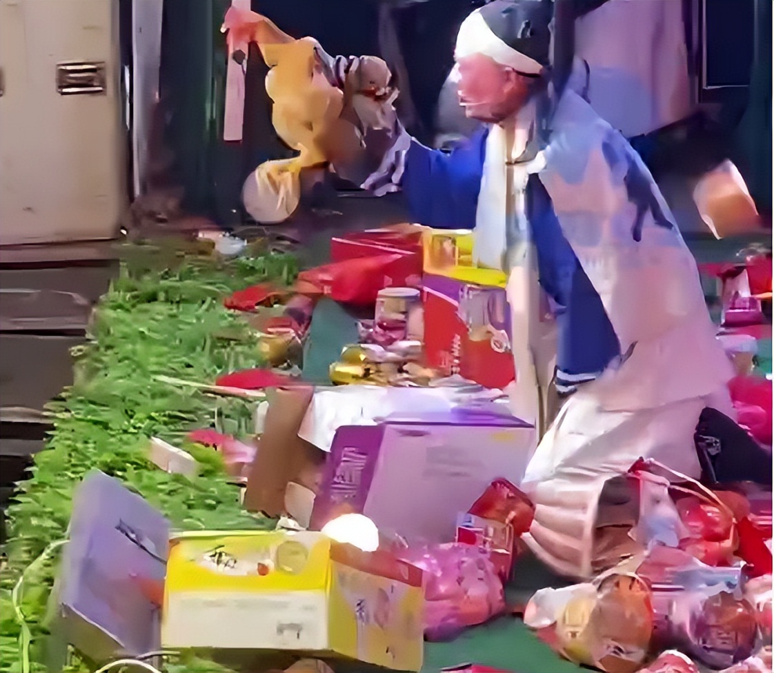 村民用零食和活鸡“砸戏台”，唱戏人却连连跪谢，路人：最高礼节