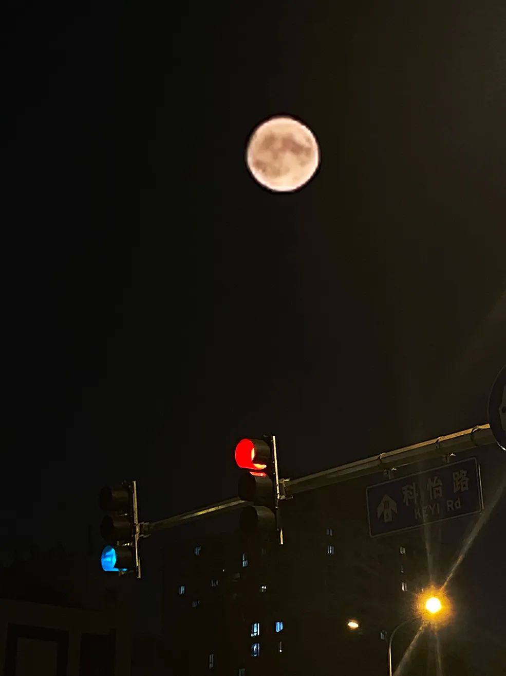 节后第一天,我们出了这样一本“月亮写真集”