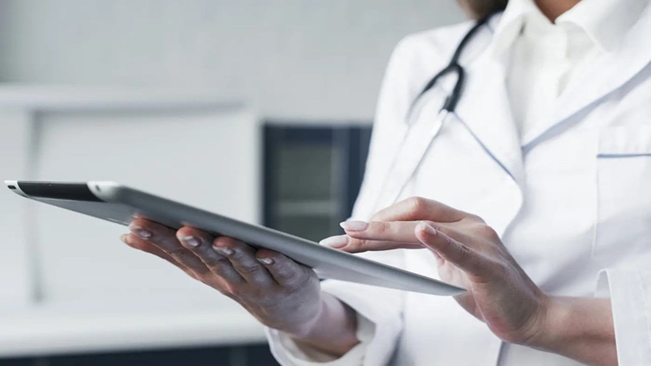 肩膀痛连着胳膊的肌肉痛是肺癌吗,肺癌肩膀痛和颈椎病肩膀痛的区别