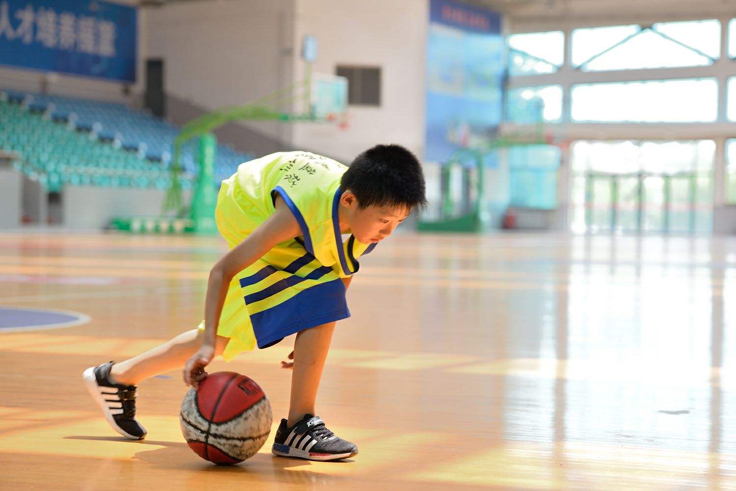 春天有助于儿童长高,一个动作儿童三天快速长高的方法