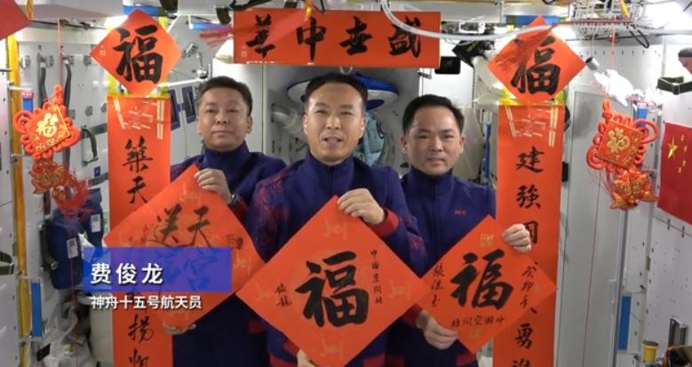 费俊龙、邓清明、张陆的手写春联，厚重大气，字字宽博，福气满满