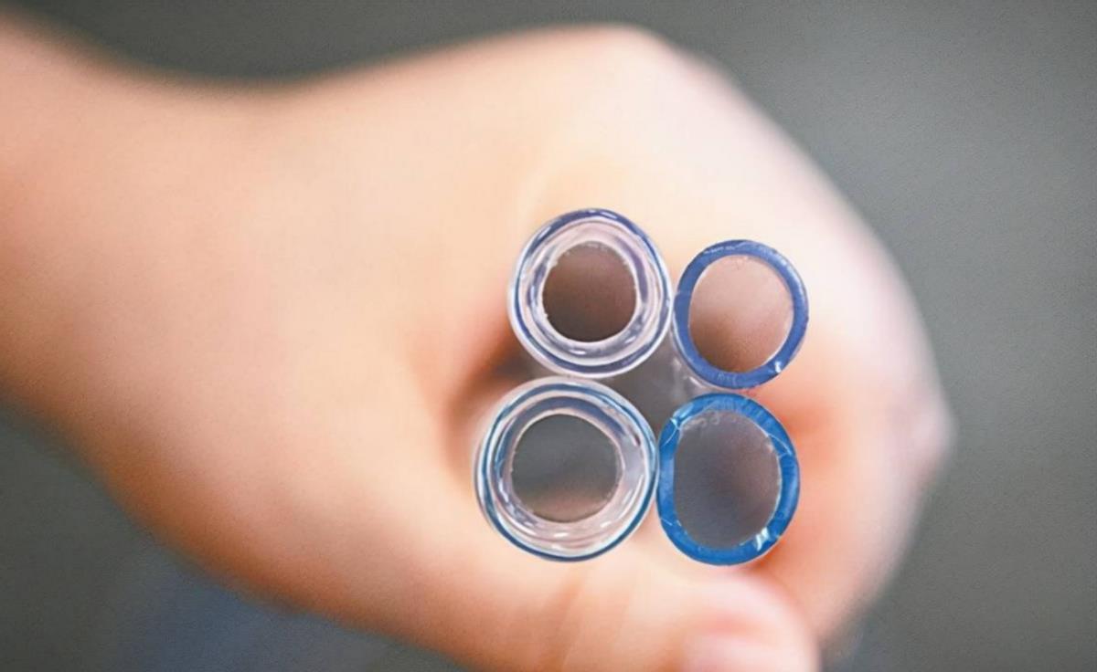 女大学生把30厘米“兔兔管”插入体内：上瘾*行为性**