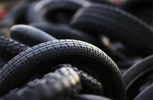 非洲穷小子“变废为宝”创业致富！把轮胎做成鞋，15元一双成爆款