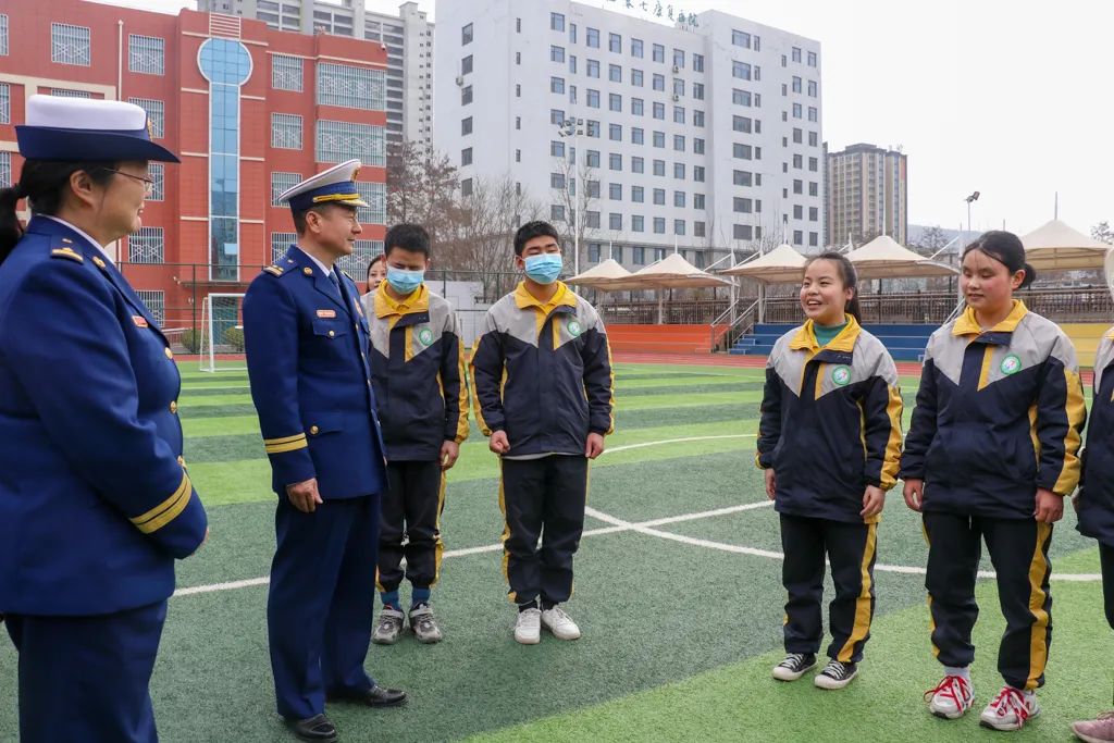 学习贯彻二十大蓝焰青年志愿行系列报道——支队联合市特教学校开展“火焰蓝”牵手“红领巾”一起学雷锋活动