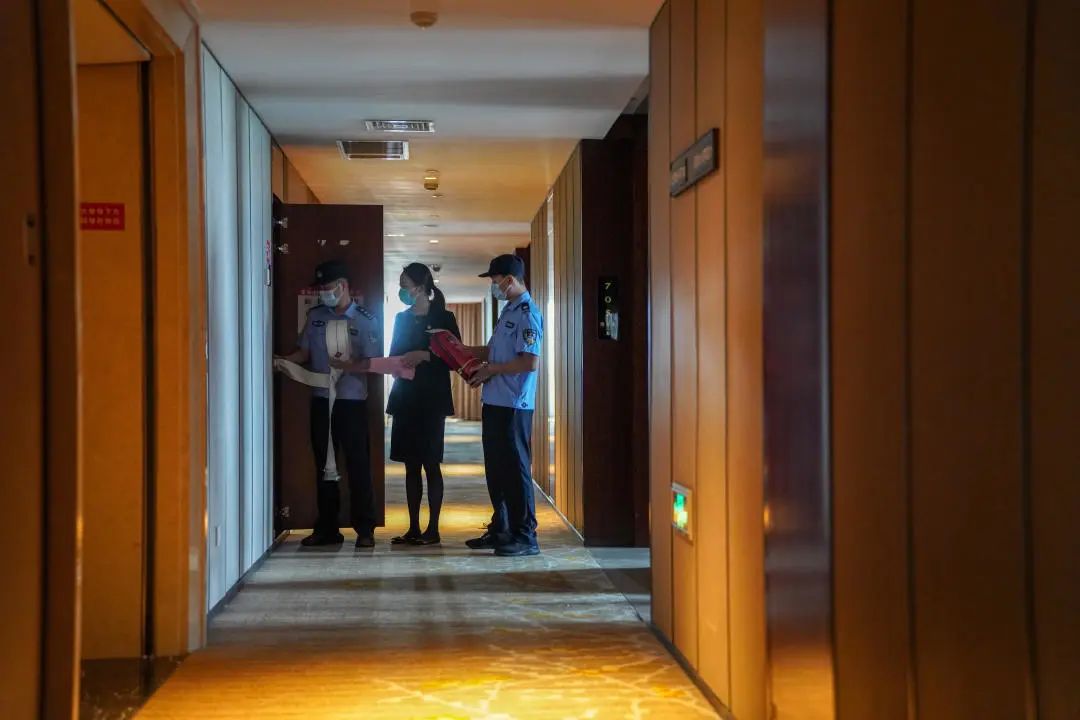 直击高考早交卷,护航高考2020第一天结束