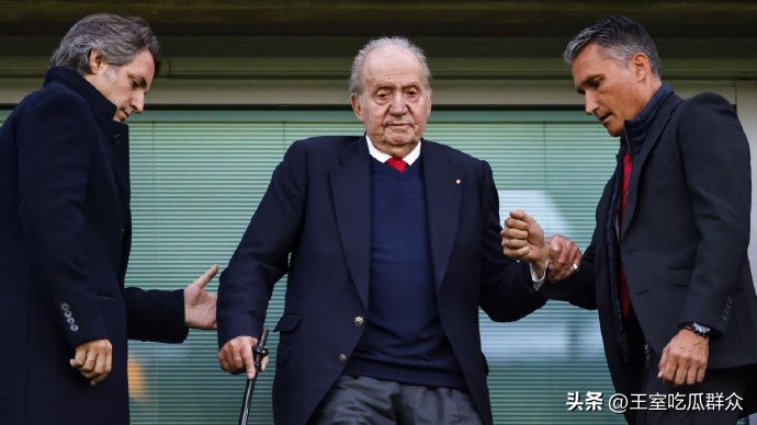 莱后给国家女队长颁奖，公主试训足球运动员，西班牙王室爱看球！