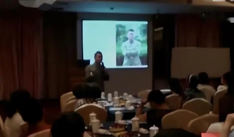 风水大师专给富婆算命,有几颗痣都知道,被捕后坦言:曾是美容院的